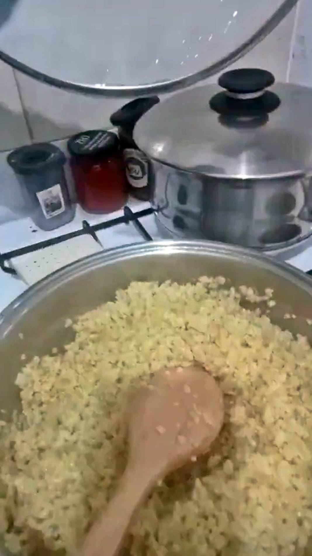 Çocuklarına hem baba, hem anne oldu: Duygulandıran videonun ardından dram çıktı! Evde yemek yapan baba beğeni topladı 20